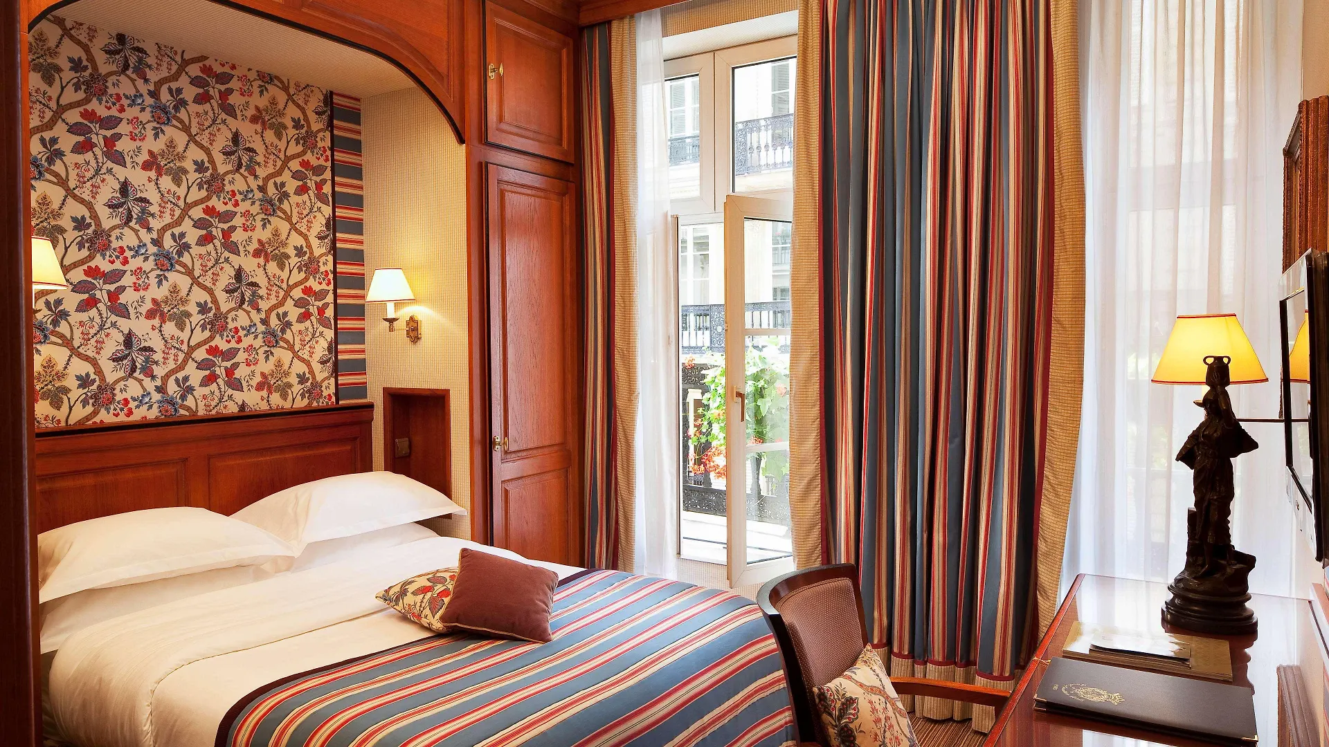Horset Opera, Western Premier Collection Hotel 4*